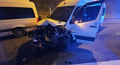 Hakim ve savcıları taşıyan servis minibüsü kaza yaptı: 2 yaralı