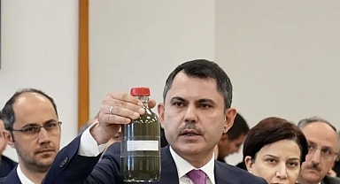 Bakan Kurum İzmir Körfezi'ndeki kirliliği, Körfez'den getirilen numune ile anlattı: O Körfez bir zahmet temizlenecek